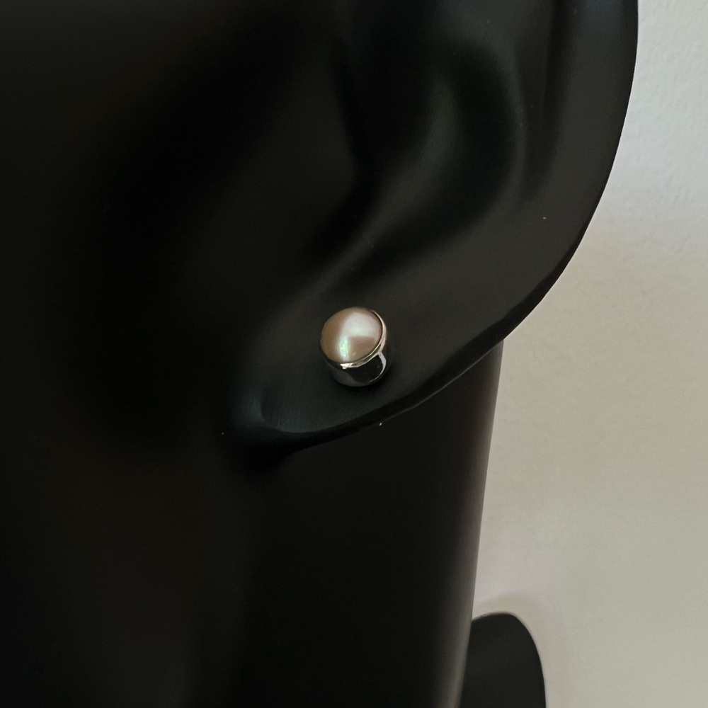 Pink freshwater pearl and sterling silver stud earring
